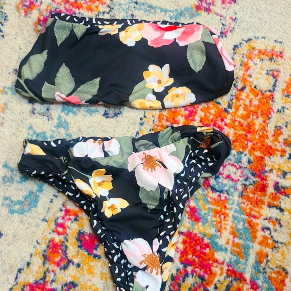 NWOT BILLABONG Reversible Black floral pattern / black and white Bikini top